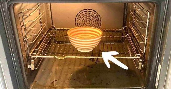 Otkrio sam ČUDO način čišćenja rerne(bez robota): Samo je stavite u rernu i ostavite da radi 30 minuta, masnoća i stare opekotine će nestati!