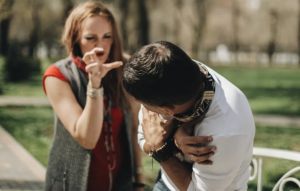 PSIHIJATAR 0TKRIVA KAK0 DA ZA PET MINUTA PREPOZNAMO PSIH0PATU: Šarmantni, druželjubivi, zabavni, ali jedan znak ih 0DAJE