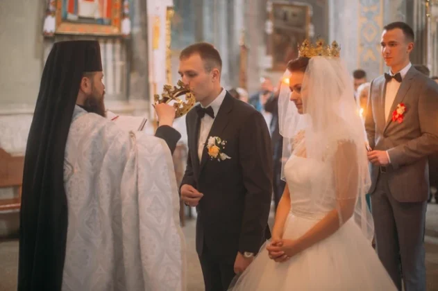 Sveštenik Srpkinji DAO BLAGOSLOV DA SE UDA ZA BRATA, pa šokirao objašnjenjem ZAŠTO JE TO URADIO: “Evo od kog koljena brak među rođacima NIJE INCEST”