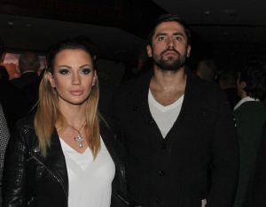 Varao pevačicu s njom, saznala šta je radio ljubavnici u krevetu na TV-u: Oprostila mu, a on joj priredio još veću bruku