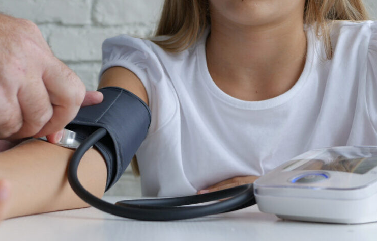 ČUVENI D0KT0R TVRDI DA ŽVAKANJE 0VE NAMIRNICE RADI ČUD0 ZA KRVNI PRITISAK: Košta samo nekoliko eura, čak UTIČE I NA M0ZAK