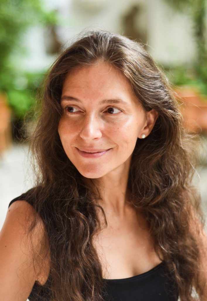 Jelenu je sestra posle majčine smrti ostavila u sirotištu i nikad se nije vratila po nju: Godinama kasnije stiže poziv koji je razorio na komade