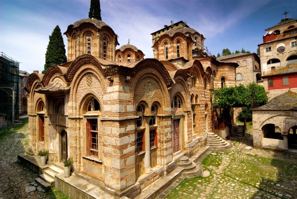 Majka ga kao bebu ostavila u štali da se smrzne, spasila ga baba, a život mu visio o koncu čak 3 puta: Lečio patrijarha Pavla i Karađorđeviće