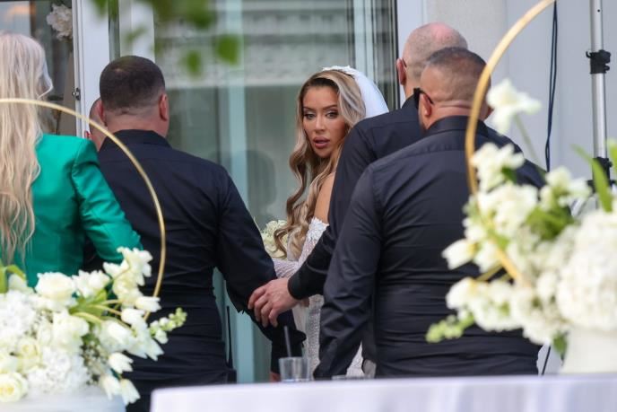 Majka Tee Tairović ukrala svu pažnju na ćerkinoj svadbi: Modnom kombinacijom zadala svima domaći zadatak, izgledaju kao sestre, a ne majka i ćerka