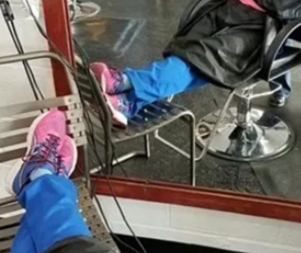 Medicinska sestra zaspala u frizerskom salonu, kada je frizerka primetila njene patike krišom ih je uslikala: ONO ŠTO SE POSLE DESILO NIKOGA NE OSTAVLJA RAVNODUŠNIM! (FOTO)