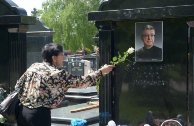 MISTERIOZNA DAMA S BELOM RUŽOM SE POJAVILA NA GROBU SAŠE POPOVIĆA! Scena koja LEDI KRV u žilama – sve uradila u TAJNOSTI, mislila da je niko ne vidi (VIDEO)