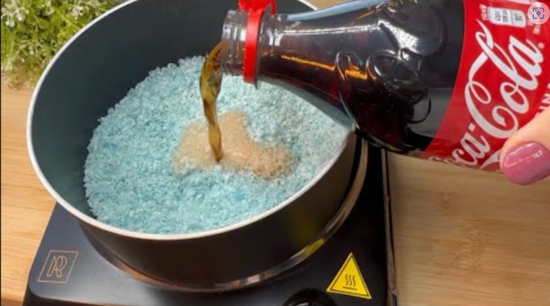 Uzmite običnu koka-kolu, naribajte komad sapuna i neka vam bude pri ruci ovaj kućni trik: KORISTIM GA GODINAMA I PREPORUČAM GA SVIMA!