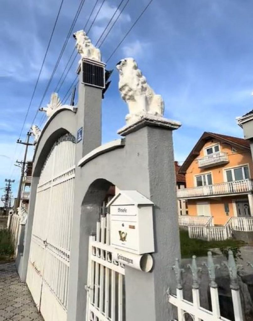 Završio 4 razreda osnovne škole, a u najbogatijem romskom selu, pored njegove kuće svi zastanu: Okovana zlatom i mermerom, sve pršti od kičeraja