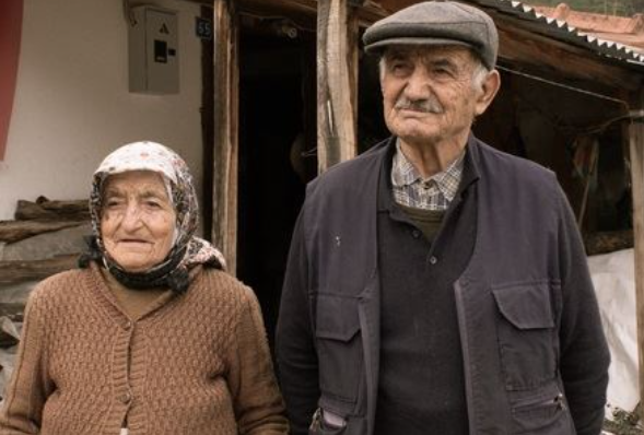 Jovica je ostao sam sa bolesnim roditeljima, danonoćno o njima brinuo: Svu imovinu udata sestra uzela jer on “nema ni kučeta, ni mačeta”, pa zažalila