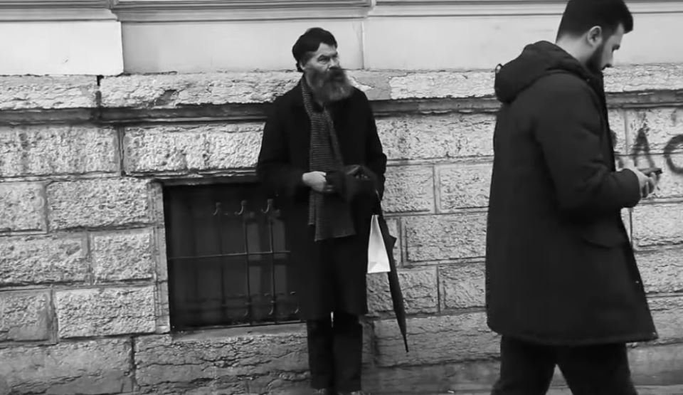 Nikolu su roditelji zasipali novcem, sve mu omogućili, a kada su umrli on je završio na ulici: Sada pretura po kontejneru, a nekada mu se beograđani divili