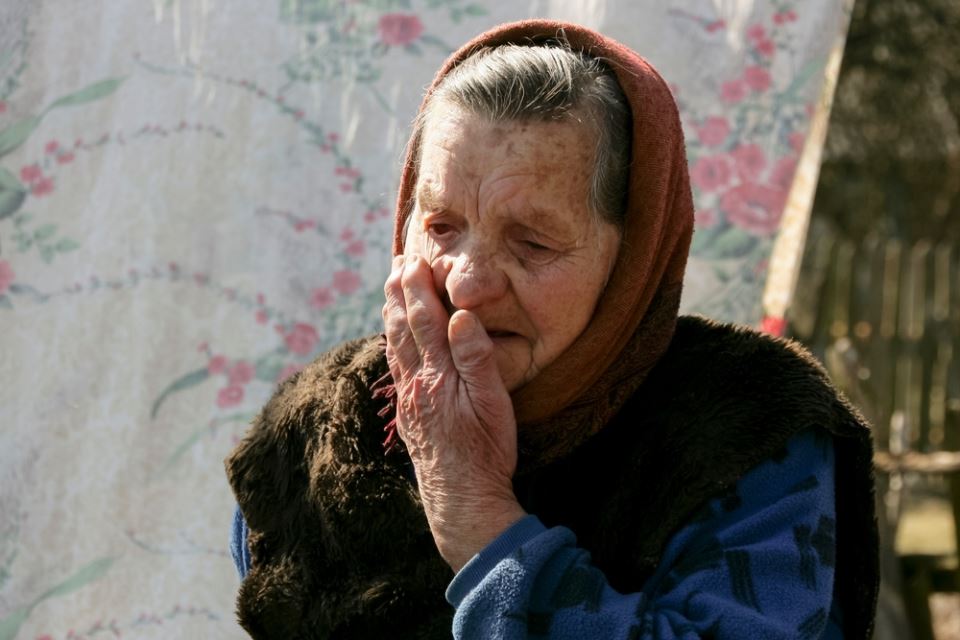 “Odrekla sam se svega da je obradujem, ona frknula nosom i gurnula me kao staru krpu”: Baki Slovenki unuka nanela neidrživu bol koja ubija, srce joj palo u pete