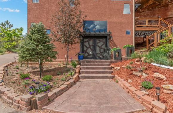 Pored stene u kojoj se veruje da su živeli dinosaurusi, napravili vilu koja izgleda nestvarno lepo: Pogled sa prozora vraća u praistoriju