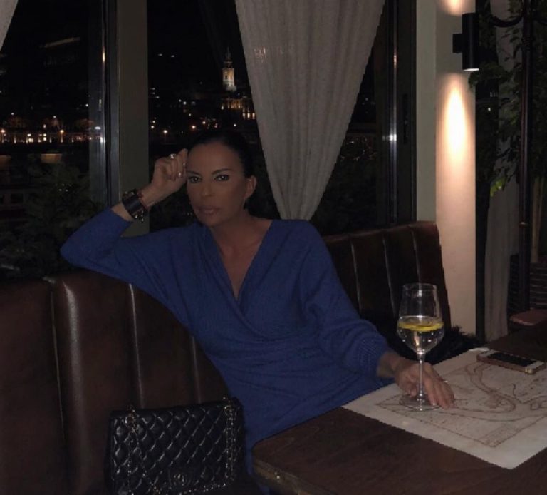 Bila je jedna od najatraktivnijih pevačica na estradi 90-ih: Udala se sa 19 godina i nestala na vrhuncu slave, a danas izgleda bolje nego ikada