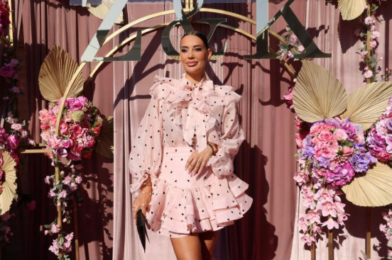 Ceca kao boginja stigla na venčanje o kojem bruji zemlja: Ali ovaj put je imala pratnju!!Pogledajte ko je muškarac uz kojeg Ceca ne skida osmijeh s lica!!!!