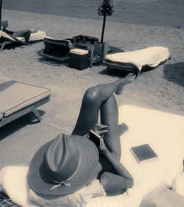 Lepa Brena (64) se potpuno skinula, pa podijelila sram0tnu sliku sa plaže: Sve visi, oglasio se i Filip “ona nikad nije bila ni majka,ni uz0r, stidimo se.