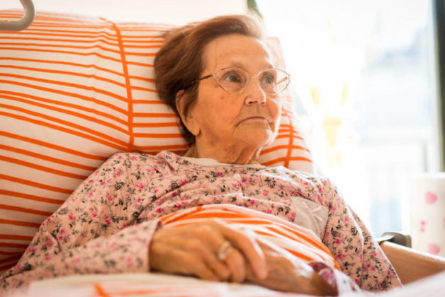 “Ljudi u staračkom domu plaču, smrde i slinave, a ovako umiru: Radeći tamo, naučio sam 7 važnih stvari”