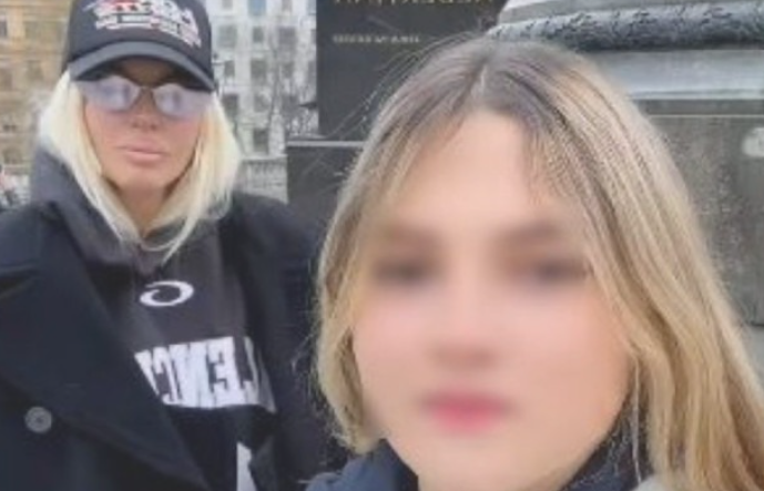 Ne skrivaju više ljubav Nika otkrila s kim je u vezi! Da nije prestar za tebe? Duško POLUDIO KAD JE vidjeo ko je u pitanju poznati POLITIČAR u pitanju!!Krenula maminim stopamaa!!!