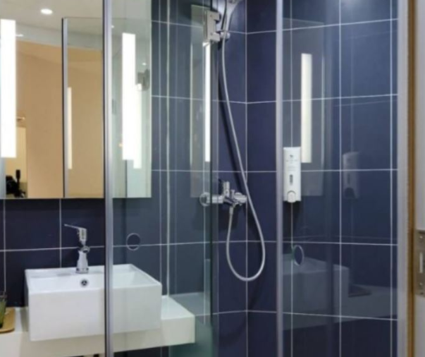 Odličan savjet za sve koji ne žele stalno ribati staklo – Prošla su 2 tjedna, a ni jedne mrlje nema na tuš kabini! (FOTO)