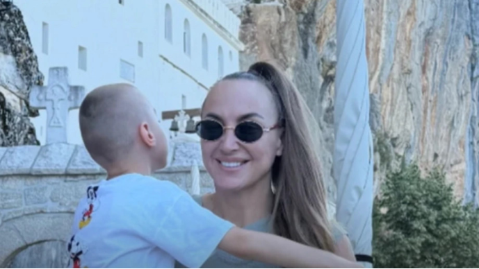 “PRESTAO JE DA GOVORI” Naša pjevačica lila suze zbog sina, sada otkrila nove detalje: “Sama ga podižem, bez ičije pomoći”