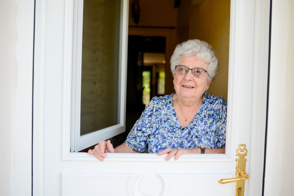 Anka doživela veliku sramotu kada joj je sveštenik pokucao na vrata: “Došao sam da vam kažem šta vaša snajka radi kad niste kod kuće”