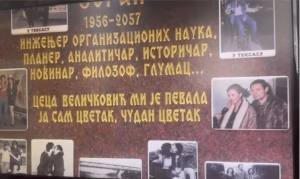 (FOTO) ŠOK PRIZOR NA GROBLJU Zoran na spomeniku stavio sliku sa Cecom, isklesana i poruka: “Pjevala mi je – Ja sam cvetak, čudan cvetak”