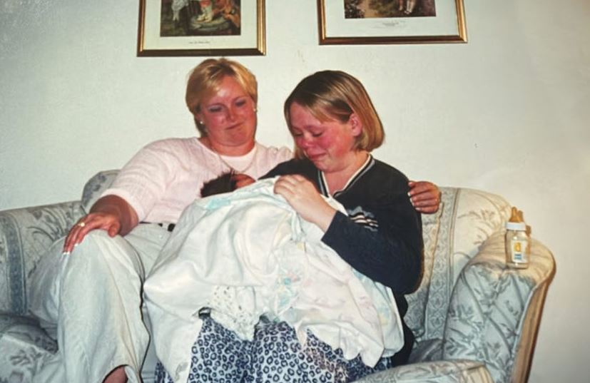 Imala sam samo 1 sliku sa biološkom majkom dok me je predavala usvojiteljki: Više od 20 godina sam je tražila, a onda stiže poruka koja mi je promenila život