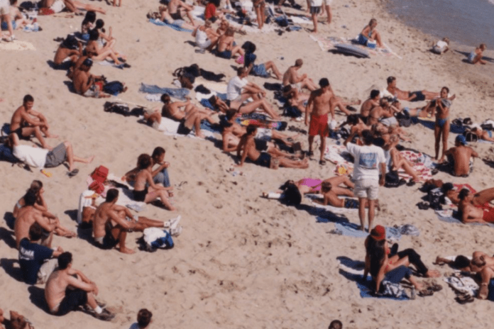 Ljudi u neverici gledaju fotografiju s letovanja iz doba SFRJ: Jedan detalj svima upada odmah u oko