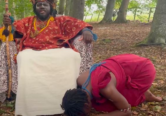 Porodica tragala za nestalom ćerkom, a onda se zabezeknuli kad su je otkrili u divljem plemenu: Poglavica od nje učinio nešto što ih je devastiralo