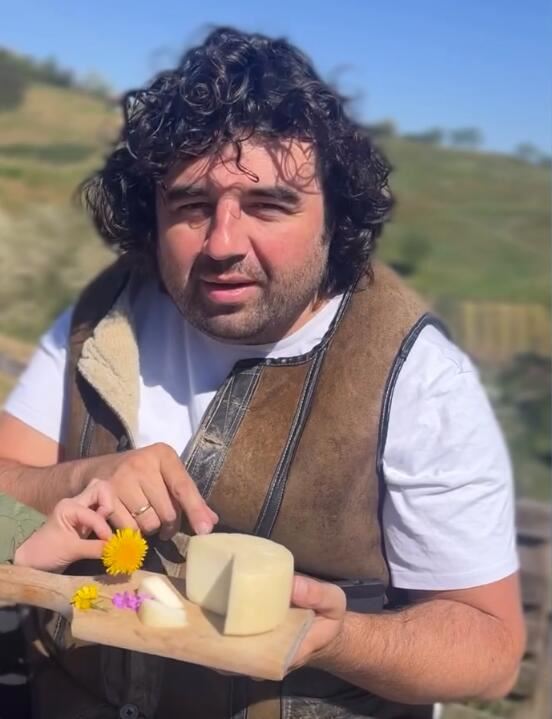 Proslavljeni glumac iz grada pobegao na selo: “Ovuda sam nekada pešačio do škole, a sada pravim seoski kompleks”