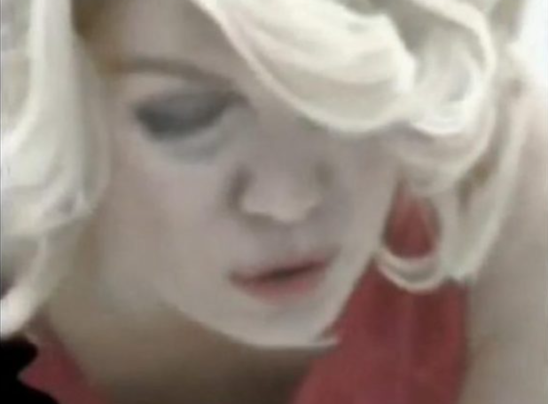 Suzana Mančić na stubu strama: Po stare dane se daje za boIji poIožaj i malo novca – evo šta joj radi on s leđa dok ona vrišti -stara baba miješa (VIDEO)