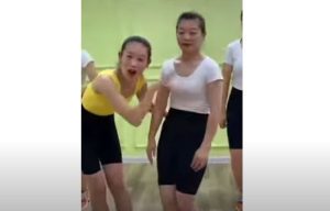 DREVNA KINESKA VEŽBA KOJA SE RADI SEDEĆI, A ČISTI TELO OD TOKSINA: Majstor Mu Jučun savetuje, ovo radite svaki dan!