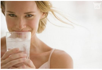 Evo gdje griješimo kada pijemo vodu, zato nam otežava varenje i gojimo se! Evo kako to izbjeći!