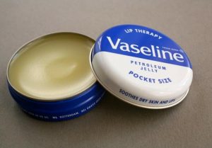 NAMAZALA JE UHO VAZELINOM I SAČEKALA PAR MINUTA Kad vidite rezultat, iste minute ćete uraditi isto