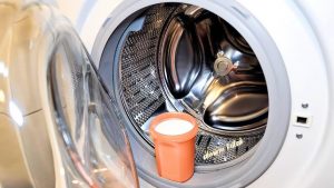 Ulijem 3 čaše u veš mašinu i stavim pranje na 90 stupnjeva: Nakon 2 sata veš mašina je KAO NOVA!