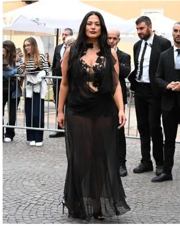 Ima 100 kg, a u providnoj haljini izgleda kao boginja! Vidi se celulit, gaćice i veći stomak, a kažu da nema lepše žene