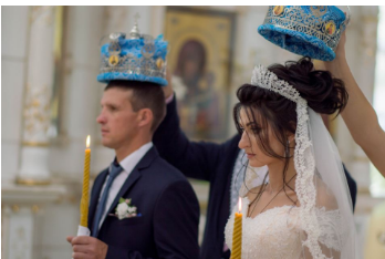 Naterali je da obuče crveno na venčanju – a onda je sve iznenadila