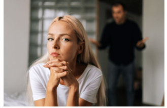 Beskućnik je na minus deset skinuo jaknu da pokrije psa: Nije znao da ga sa prozora luksuznog hotela gleda žena koja traži tog psa već pet godina.