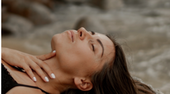 Kleknula je na pločnik i zamolila ga za minut – ono što je uradio promenilo joj je život!