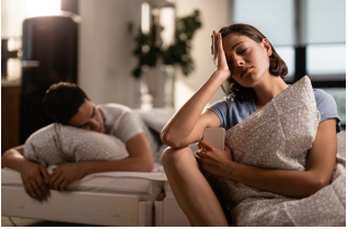 Šta zapravo znači ako supružnici spavaju u odvojenim krevetima, prema psihologiji